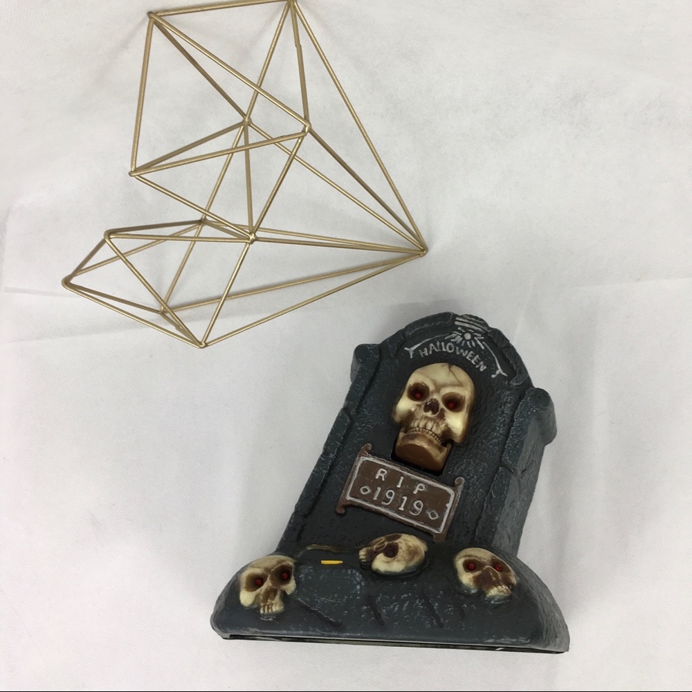 Musical lighted Tombstone with Skulls - Picture 4 of 4